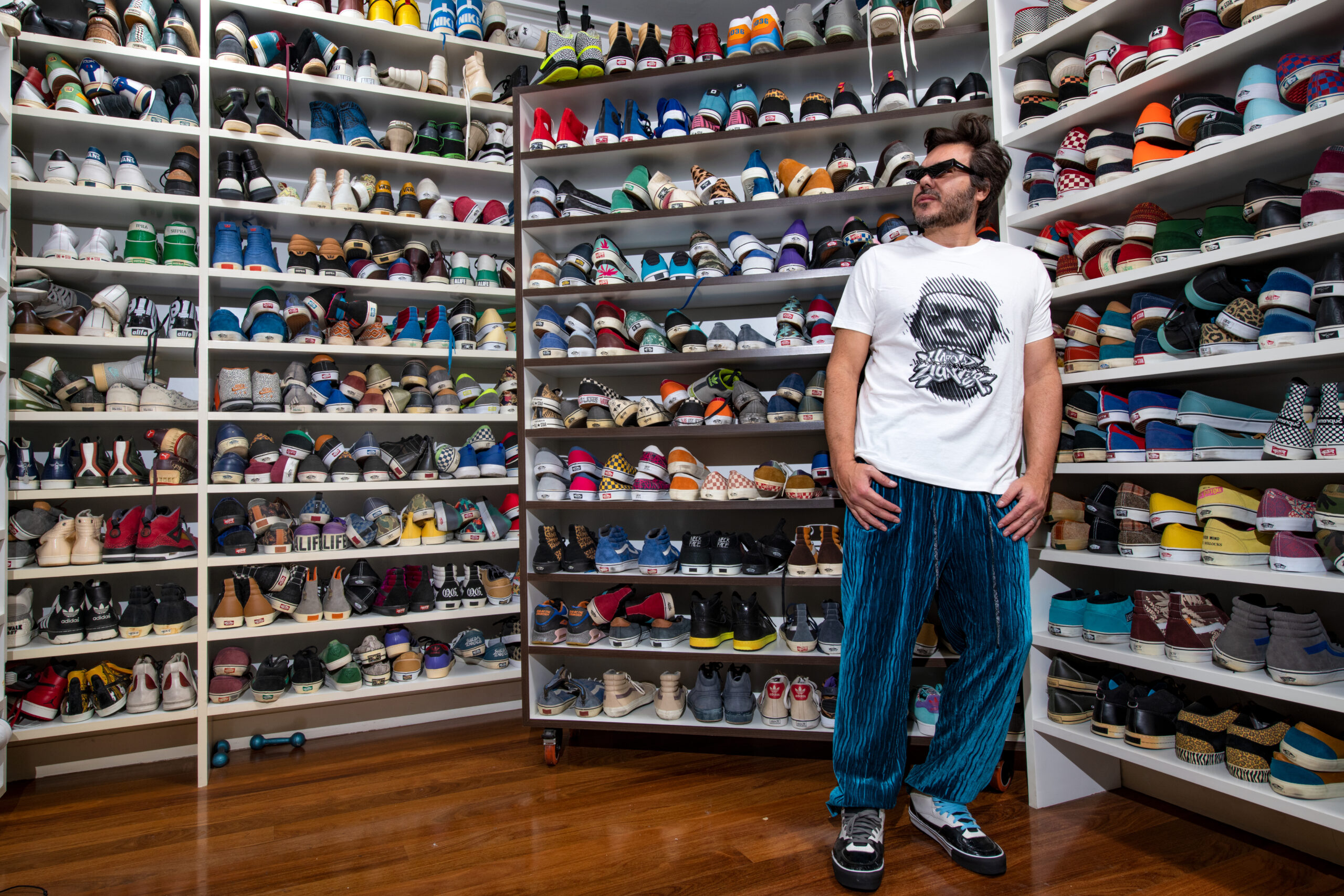 Alê Jordão apresenta seu primeiro livro ‘God Save the Sneakers’ na SP-Arte 2024
