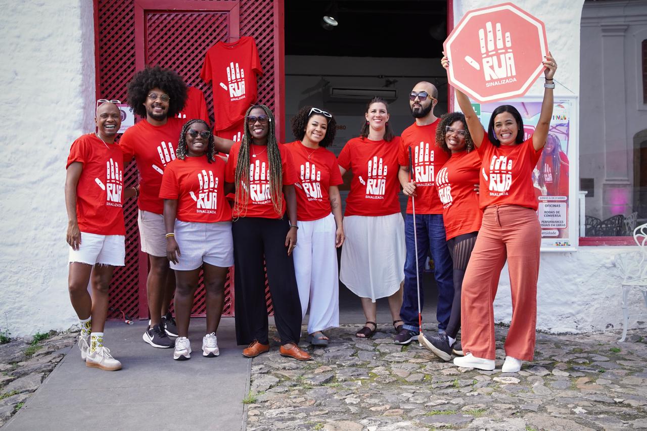 “Rua Sinalizada”: projeto leva histórias baianas em LIBRAS para janelas do Centro de Salvador