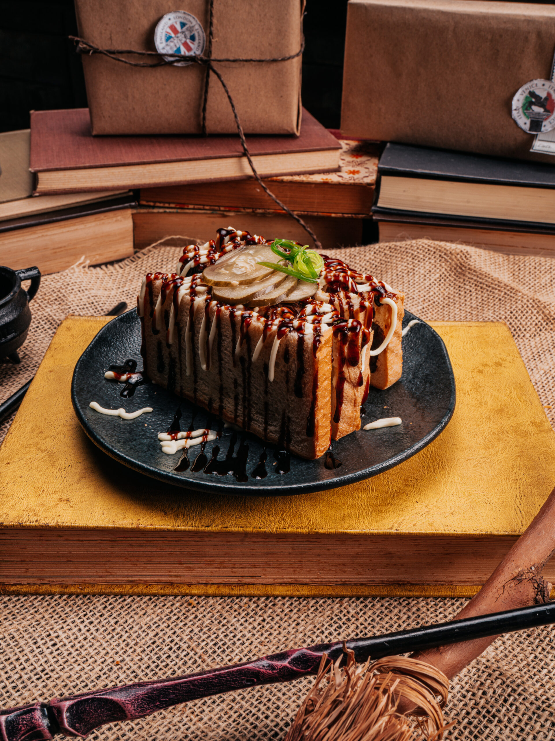 Beco Hexagonal inaugura em novo endereço e amplia experiência gastronômica com realidade virtual, boardgame e HQ
