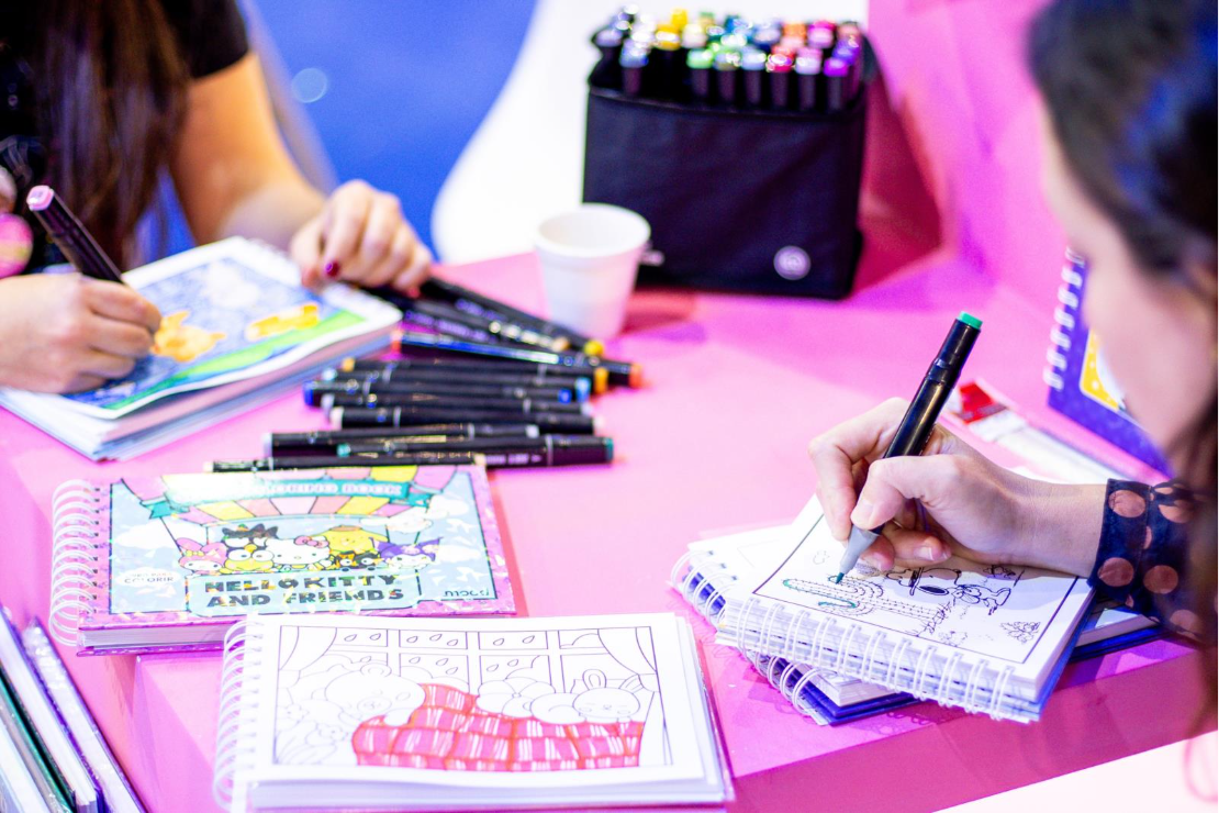 Livros de colorir e produtos sensoriais são alternativas para controlar a ansiedade 