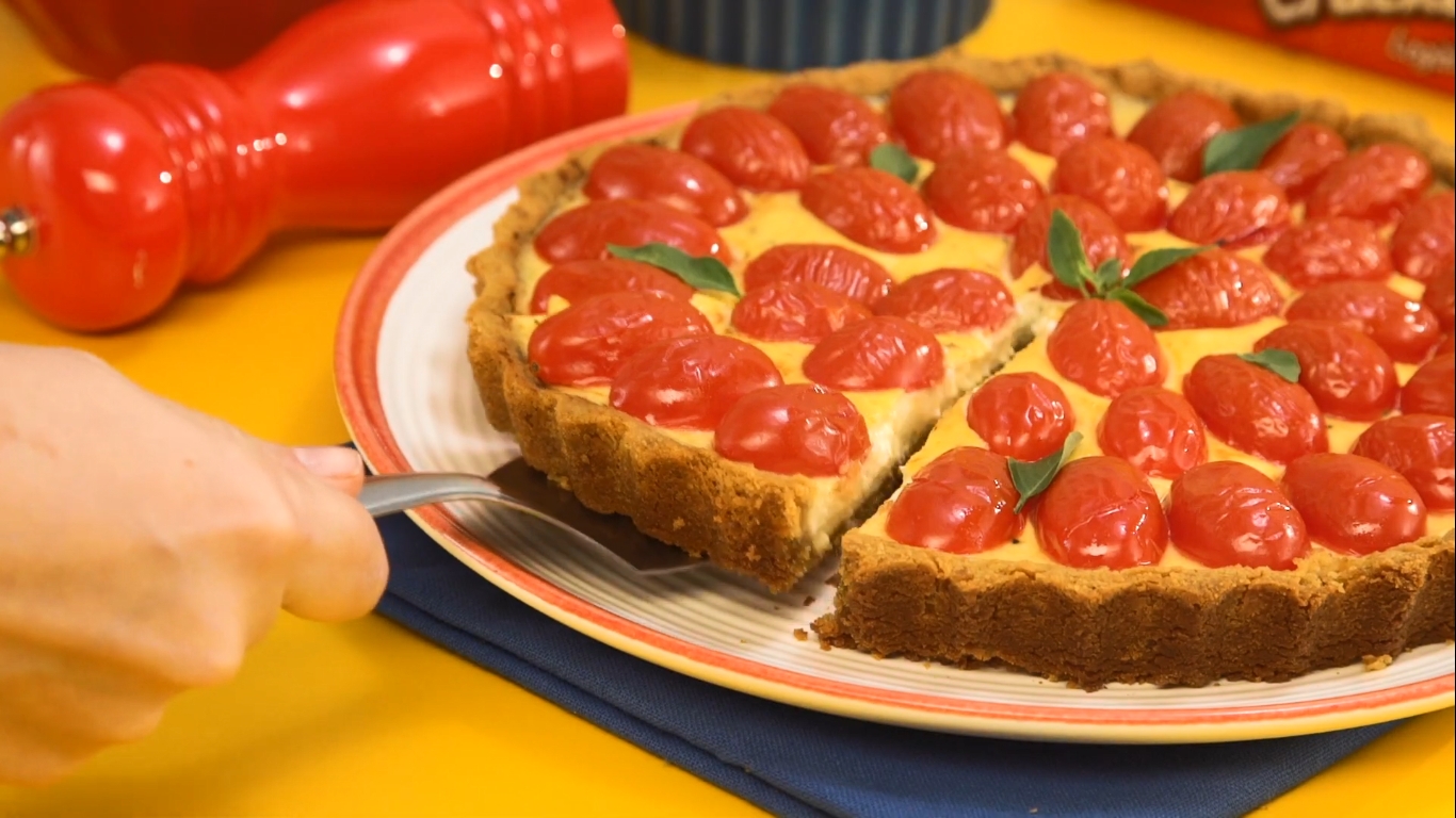 Torta de Queijo com Tomate: Uma receita leve e que funciona em qualquer momento