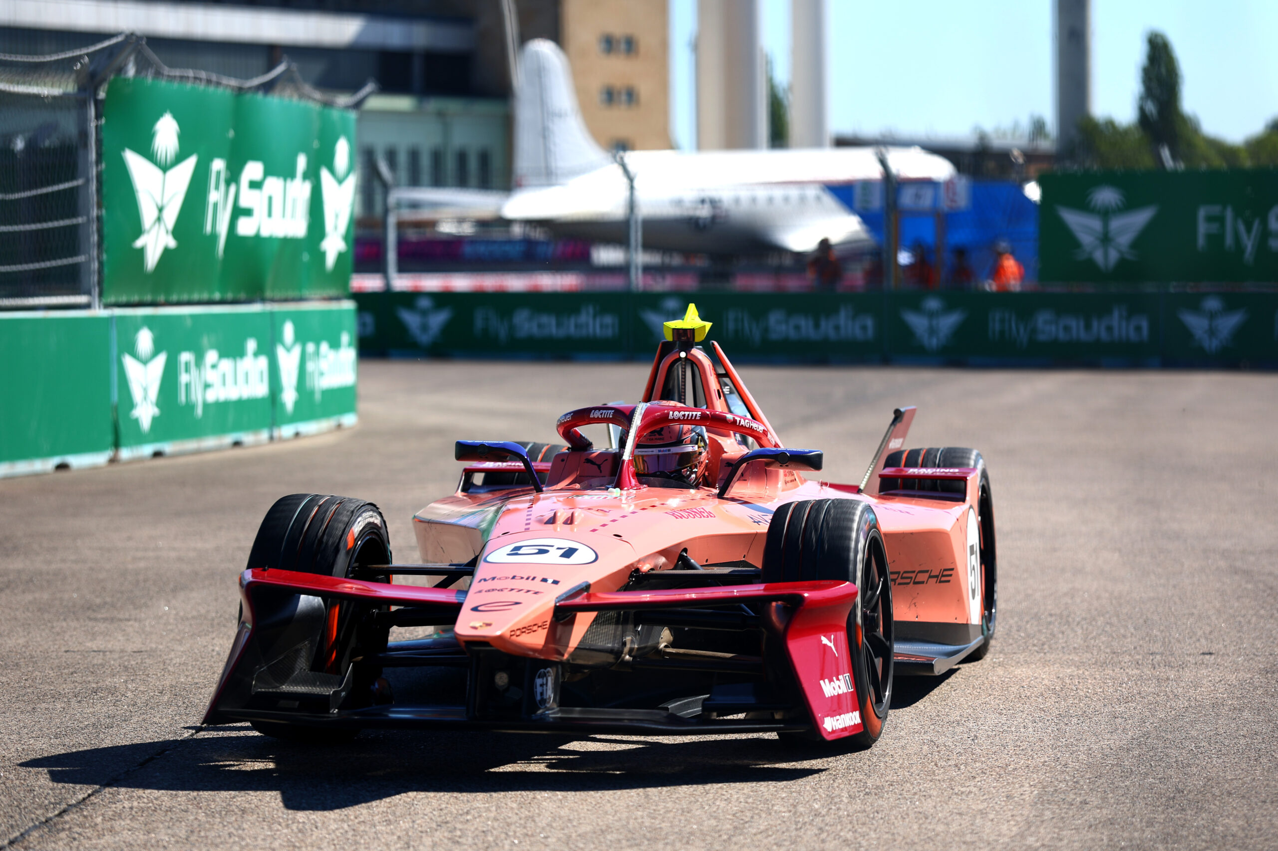 Fórmula E: Nico Müller vence pela primeira vez e faz festa nos 75 anos da Porsche, no E-Prix de Berlim 